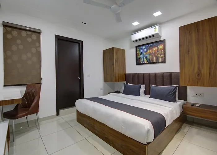 Hotel Shine Inn Couple Friendly Rohini West Metro Station
