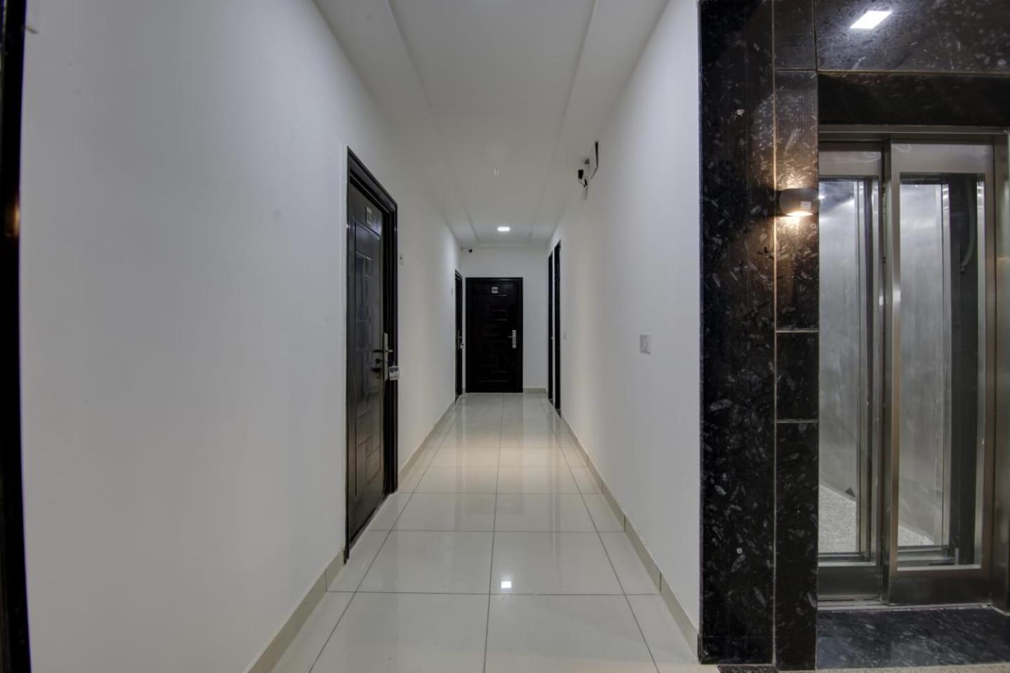 Shine Couple Friendly Rohini West Metro Station Hotel 3*