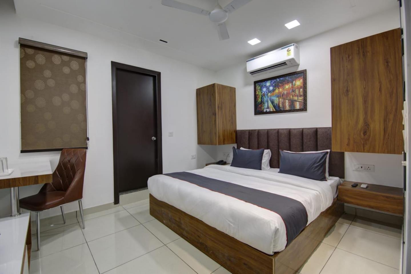 Shine Couple Friendly Rohini West Metro Station Hotel