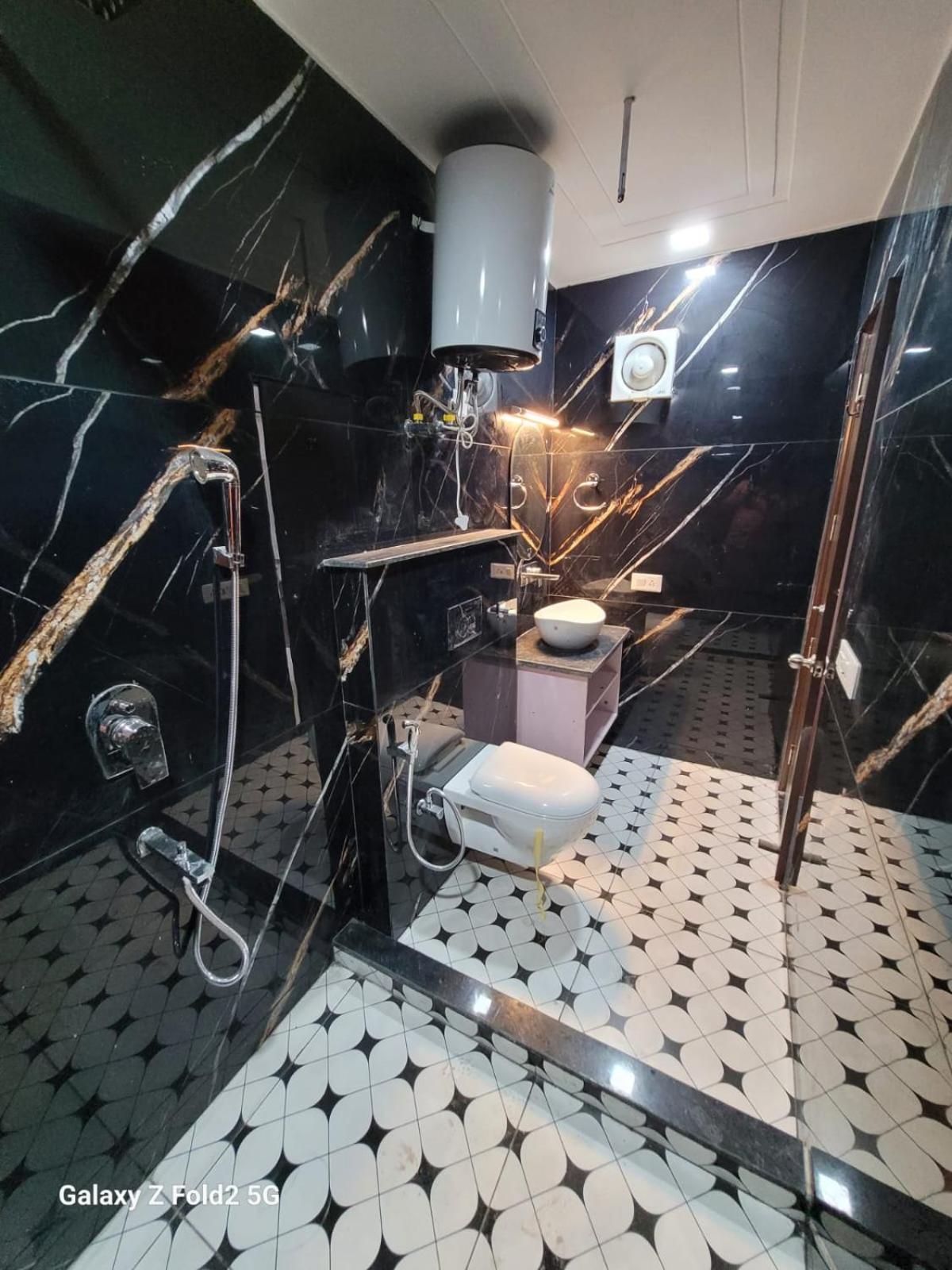 Hotel Shine Couple Friendly Rohini West Metro Station