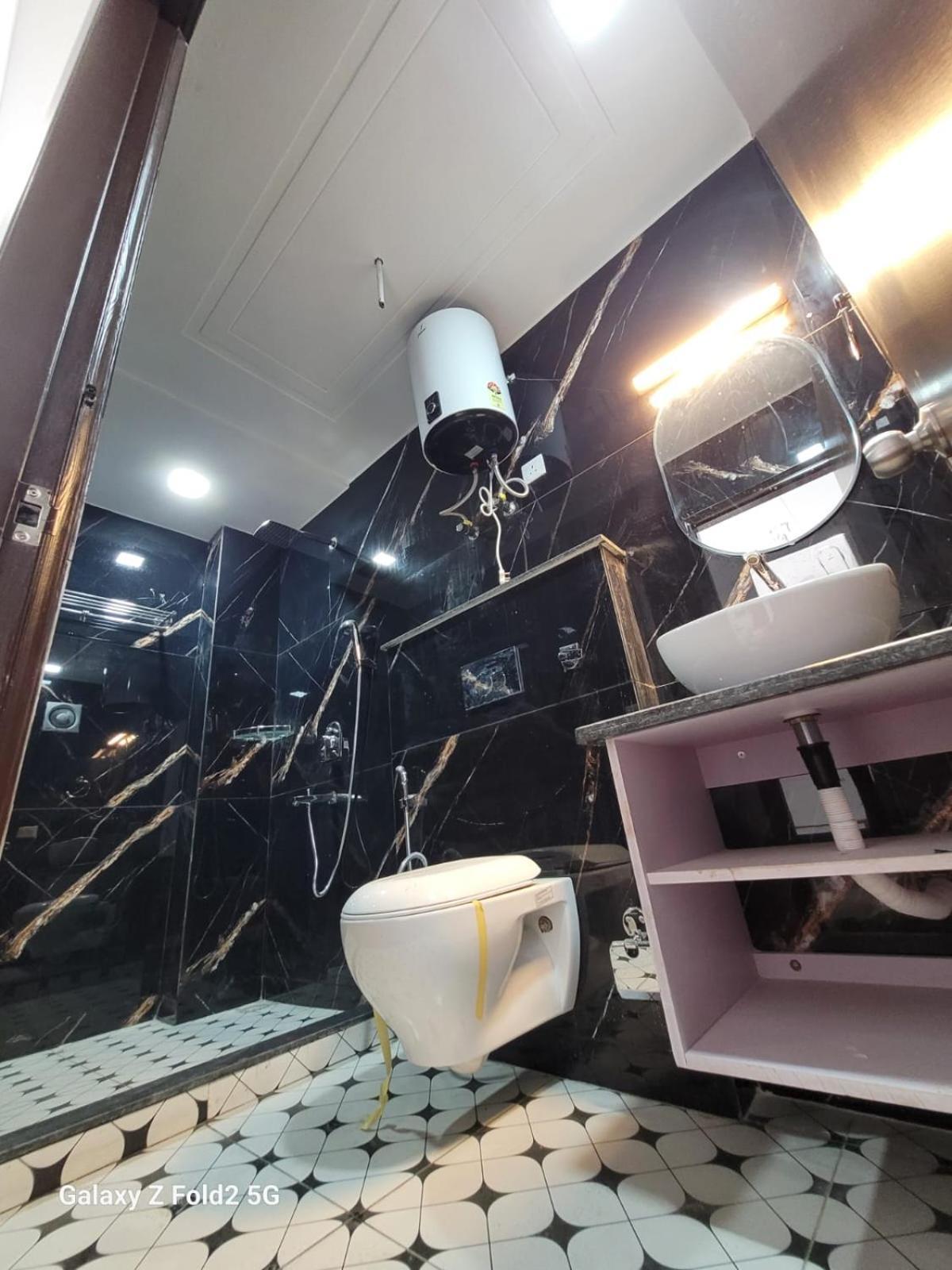 Shine Couple Friendly Rohini West Metro Station Hotel