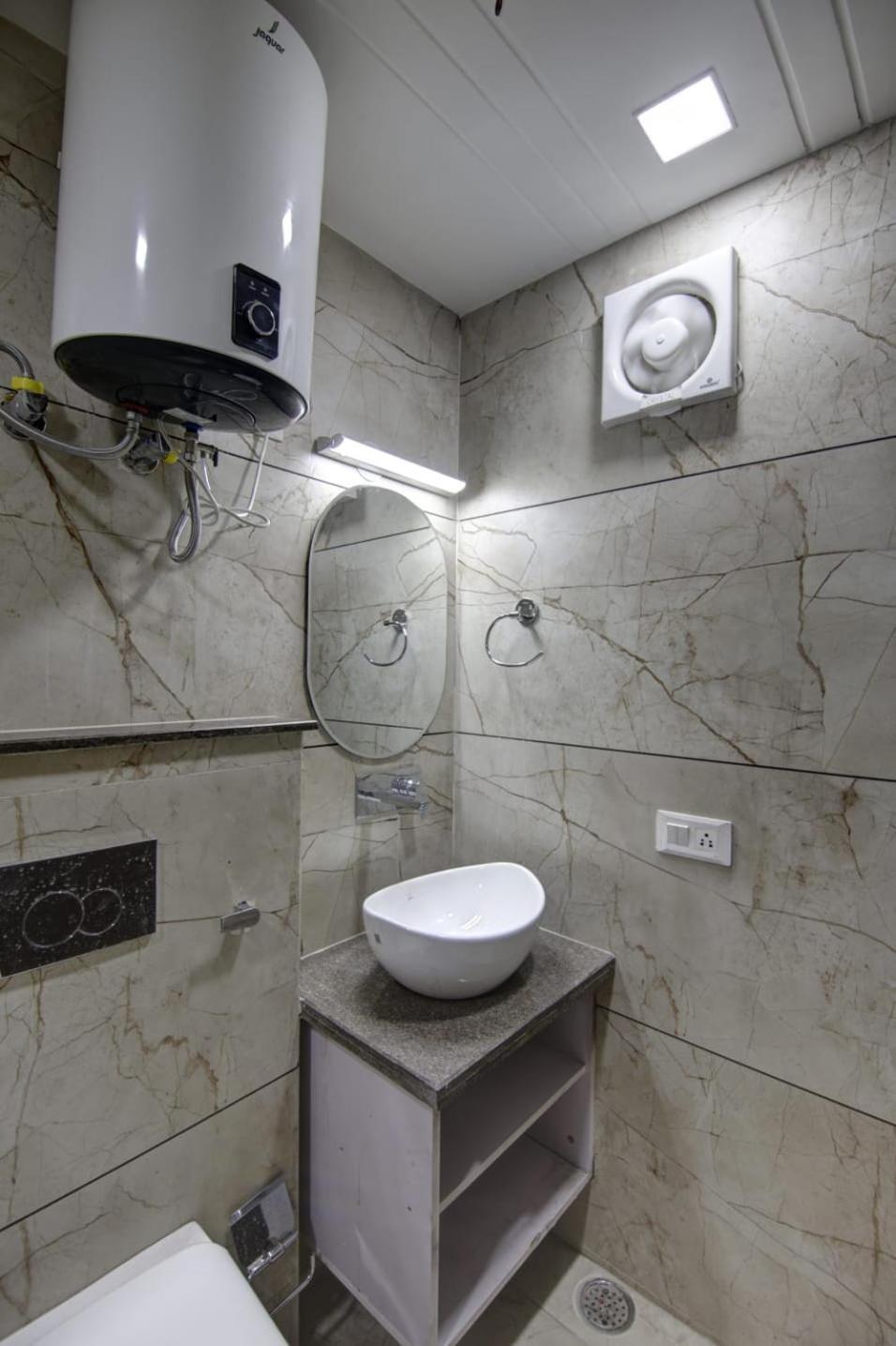 Shine Couple Friendly Rohini West Metro Station Hotel