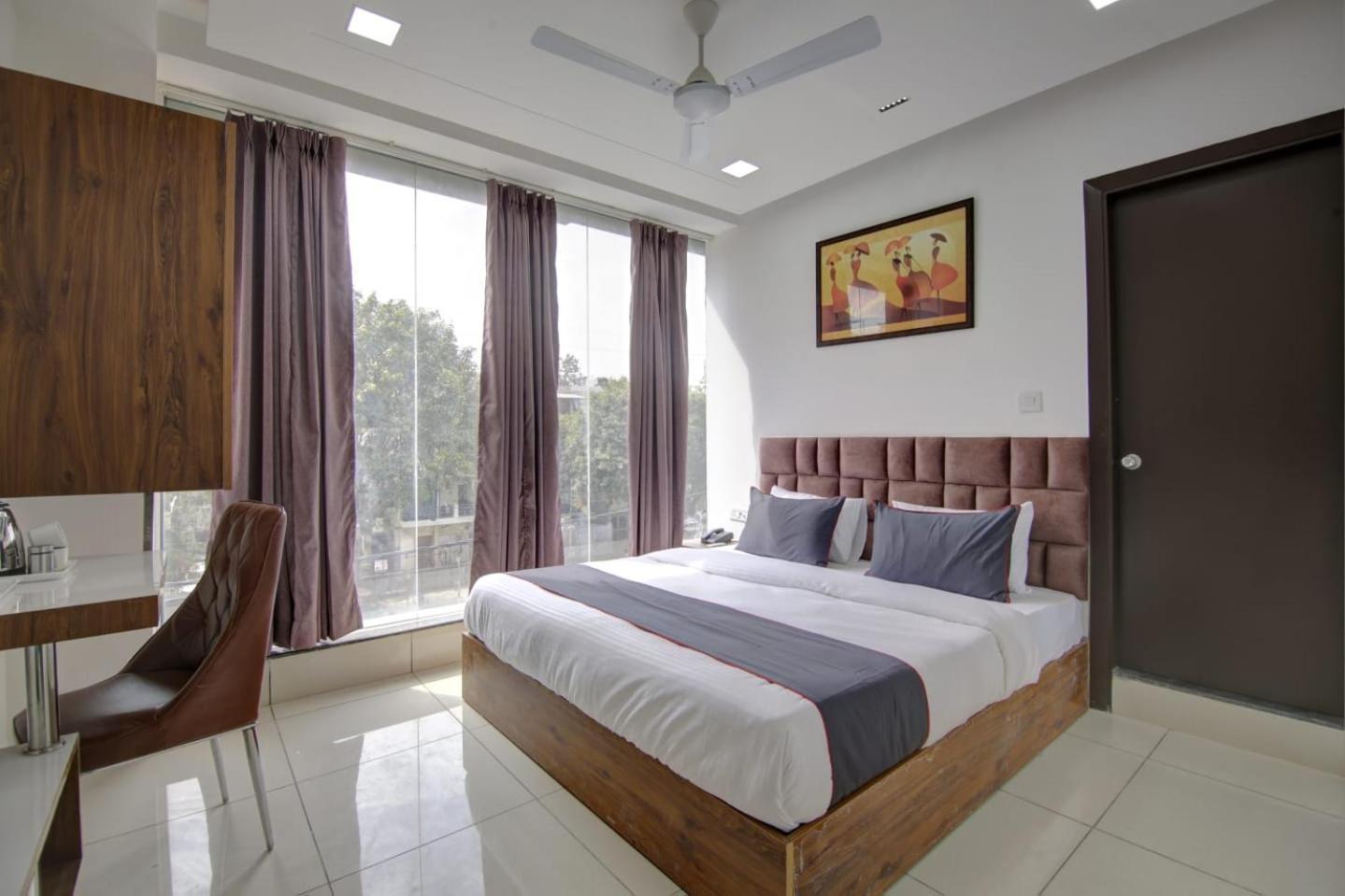 Hotel Shine Couple Friendly Rohini West Metro Station