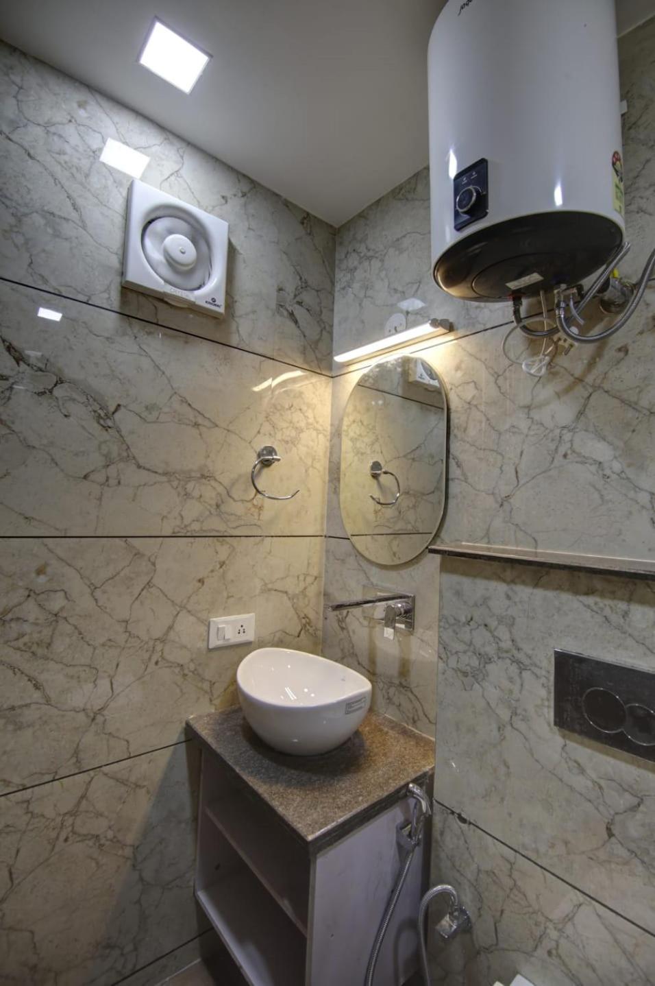 Shine Couple Friendly Rohini West Metro Station Hotel 3*
