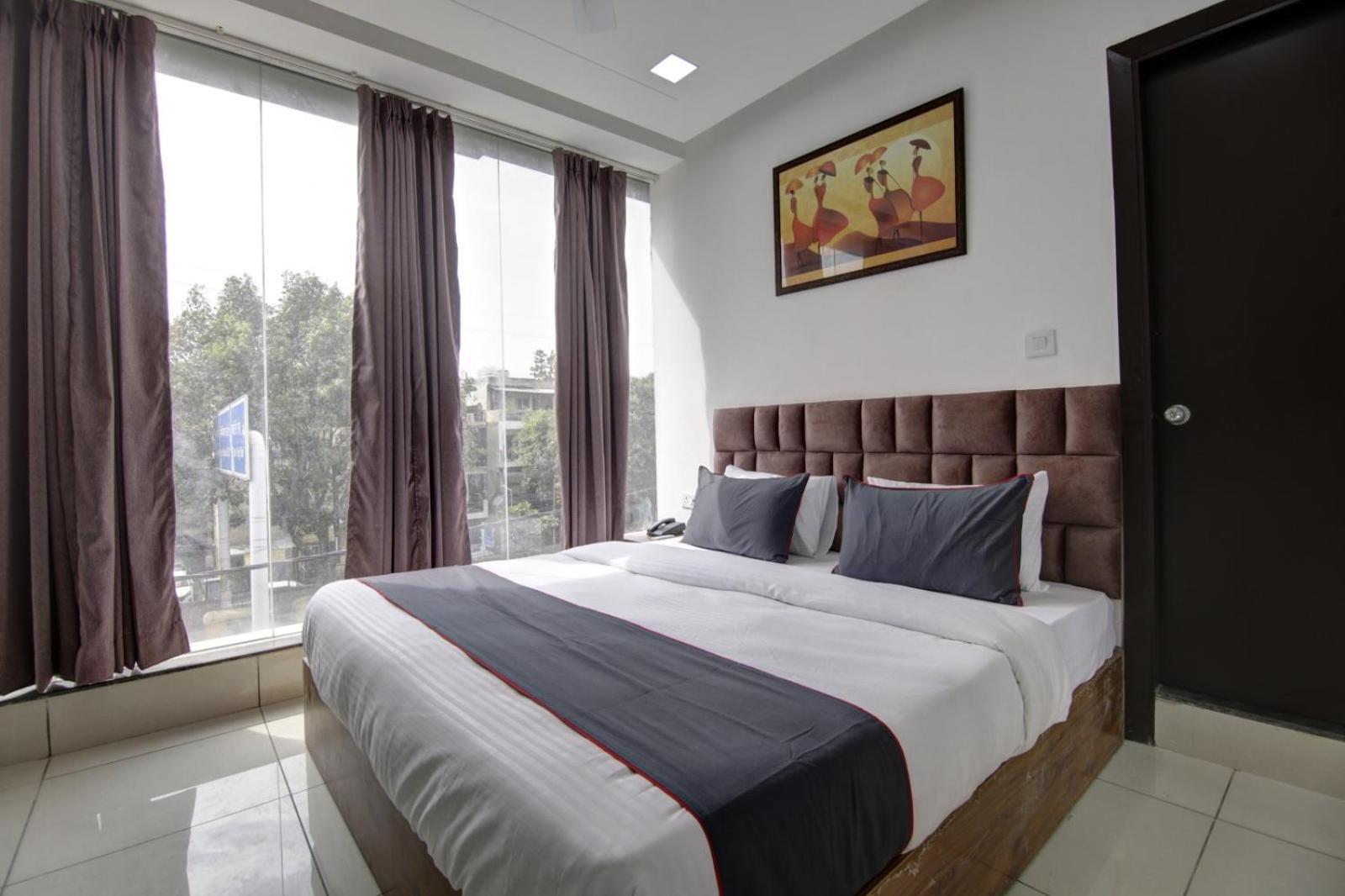 Hotel Shine Couple Friendly Rohini West Metro Station 3*