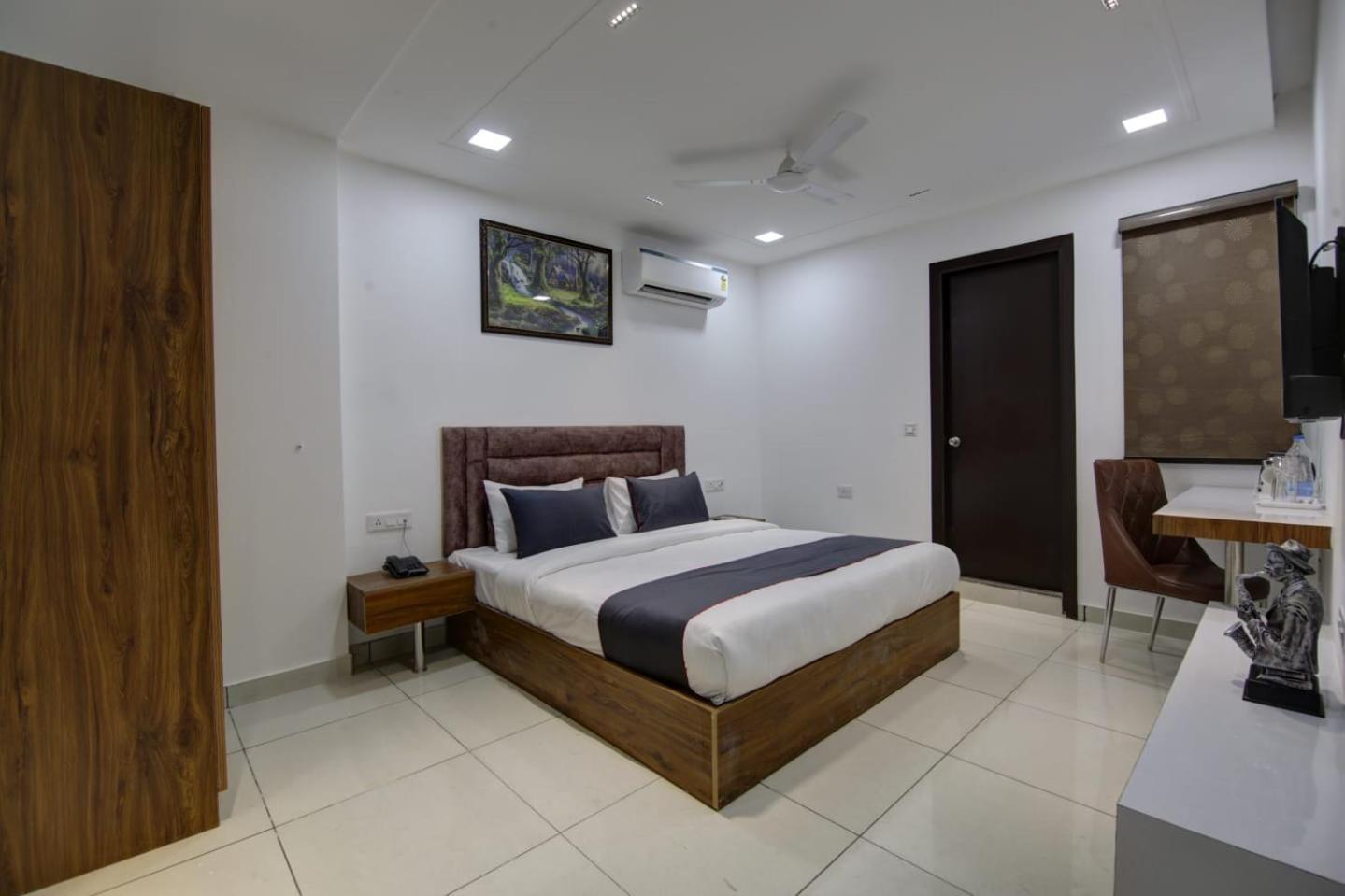 Hotel Shine Couple Friendly Rohini West Metro Station Delhi (National Capital Territory of India)