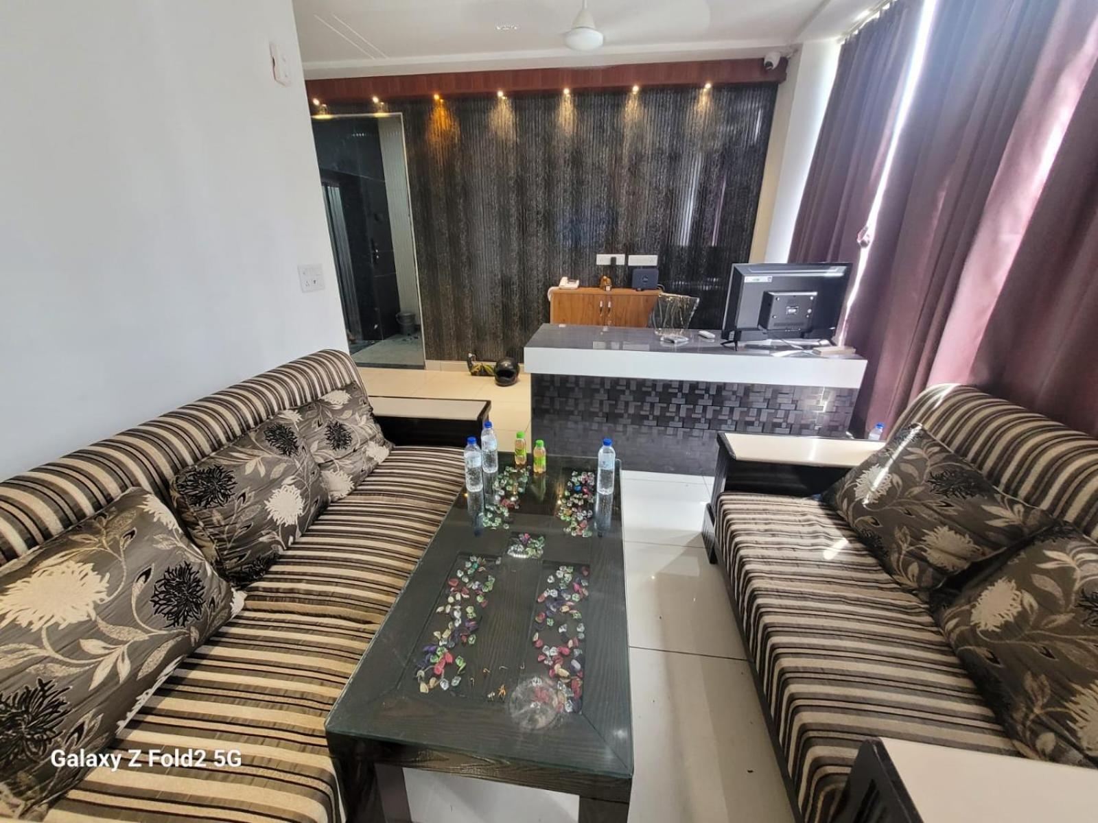 Hotel Shine Couple Friendly Rohini West Metro Station