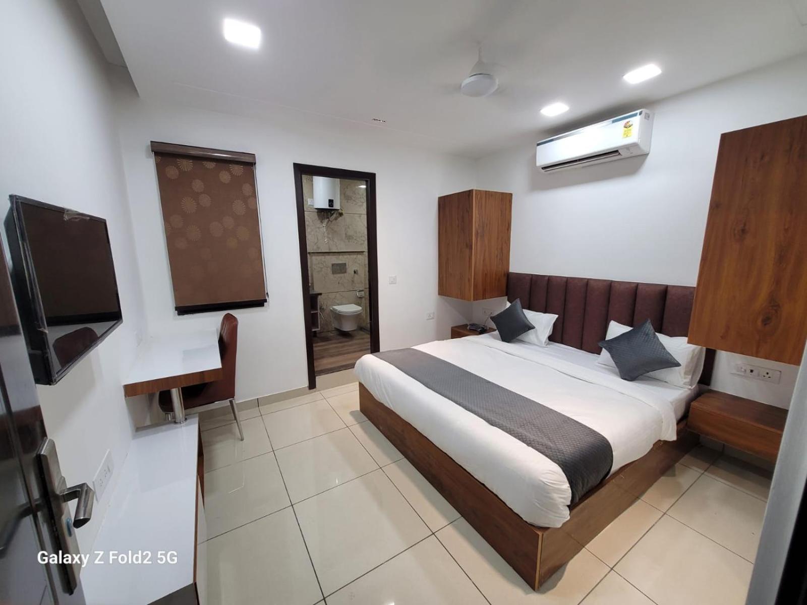 Shine Couple Friendly Rohini West Metro Station Hotel 3*