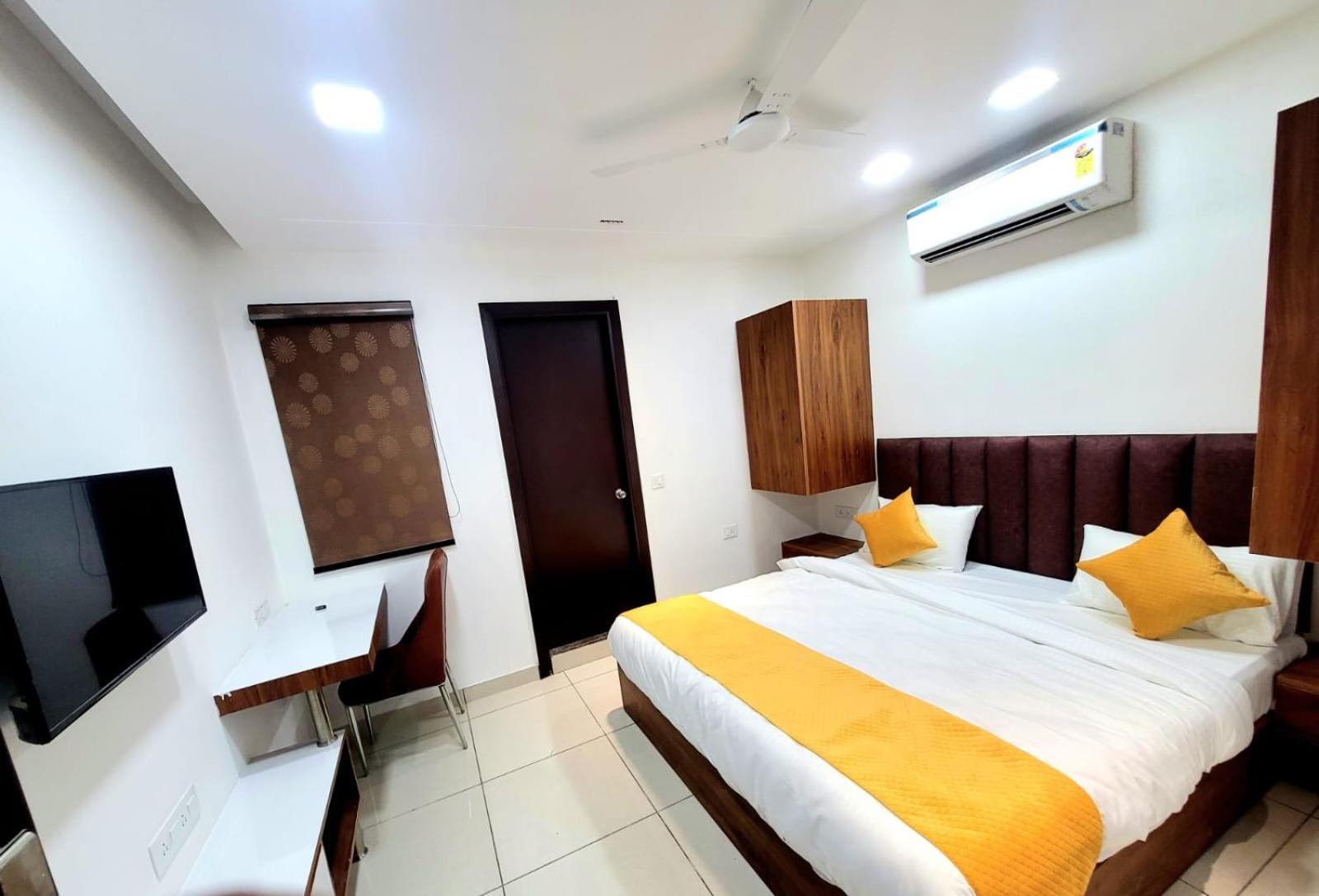 Hotel Shine Couple Friendly Rohini West Metro Station 3*