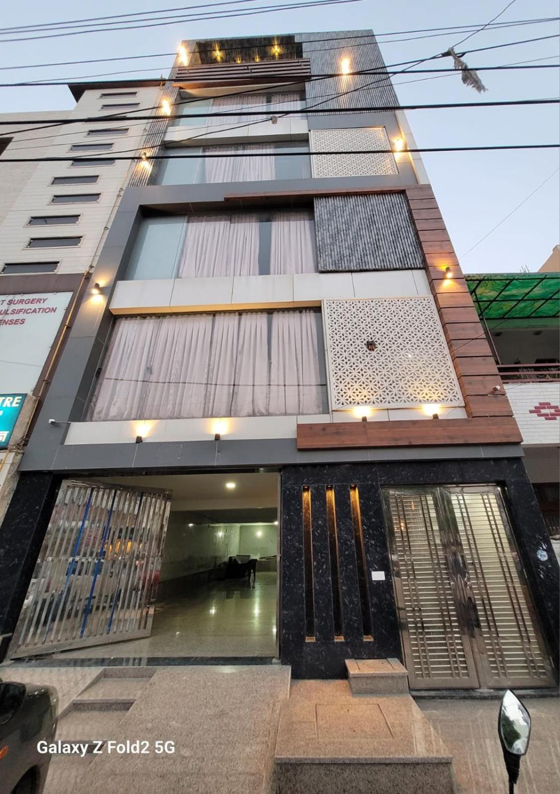 Shine Couple Friendly Rohini West Metro Station 3*