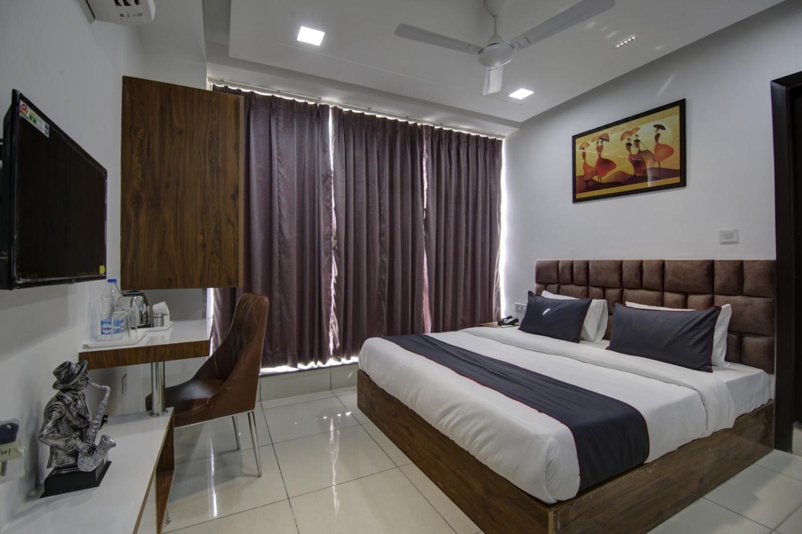Shine Couple Friendly Rohini West Metro Station Hotel
