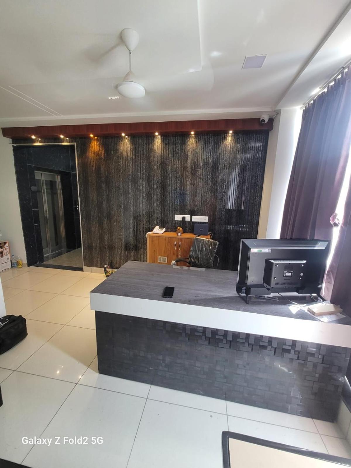 Hotel Shine Couple Friendly Rohini West Metro Station