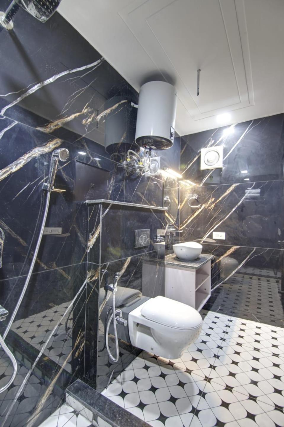 Shine Couple Friendly Rohini West Metro Station Hotel 3*