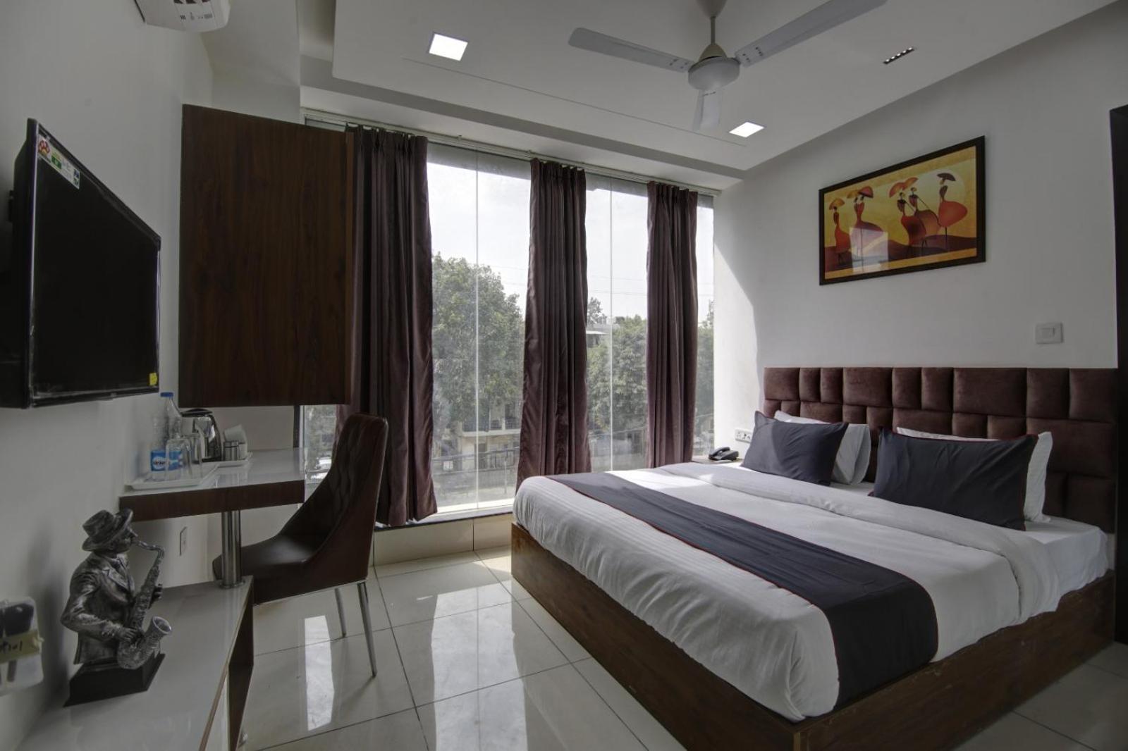 Shine Couple Friendly Rohini West Metro Station 3*