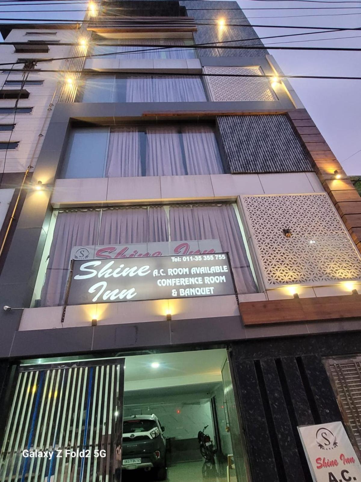 Shine Couple Friendly Rohini West Metro Station Hotel 3*