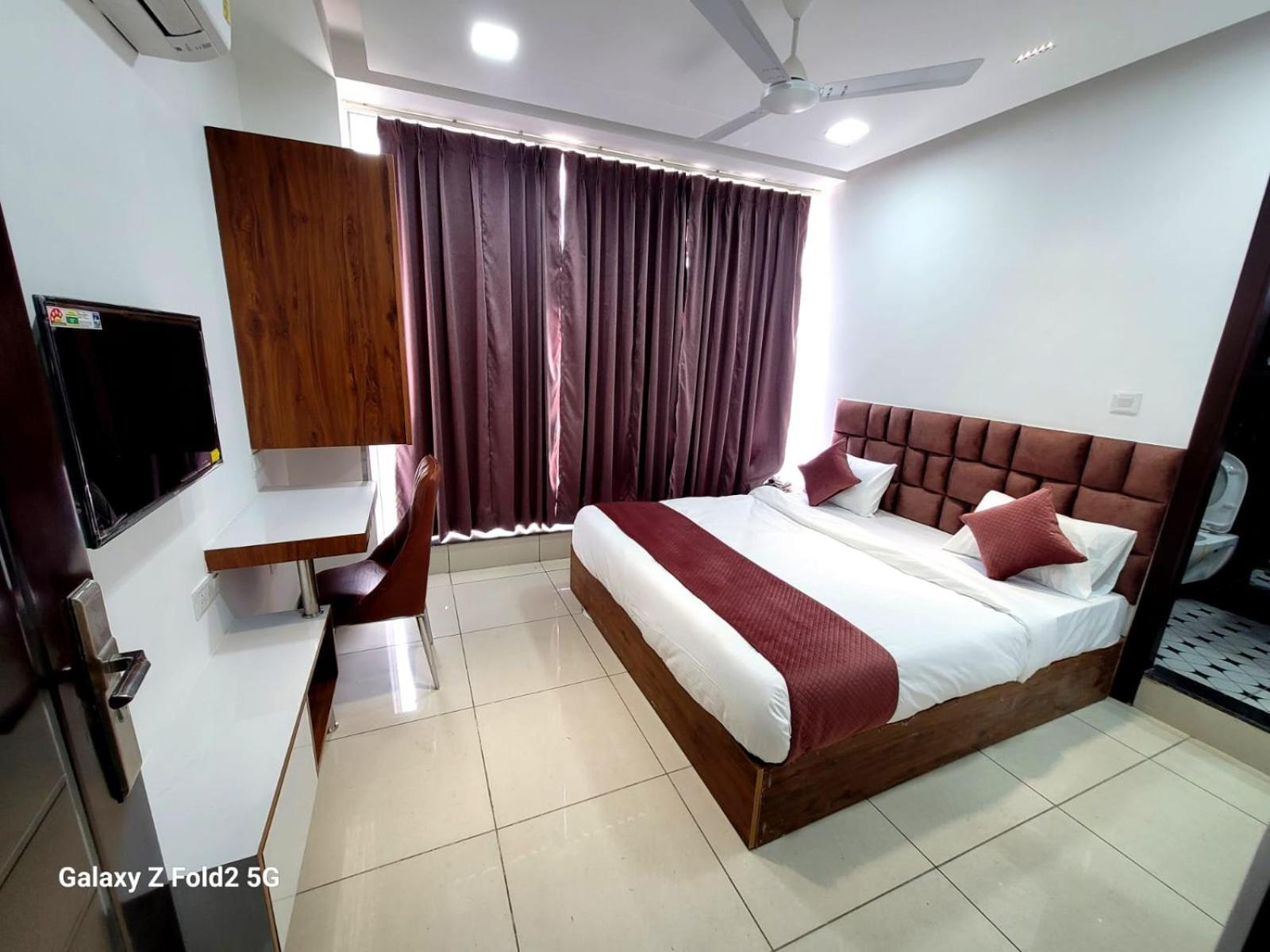 Hotel Shine Couple Friendly Rohini West Metro Station