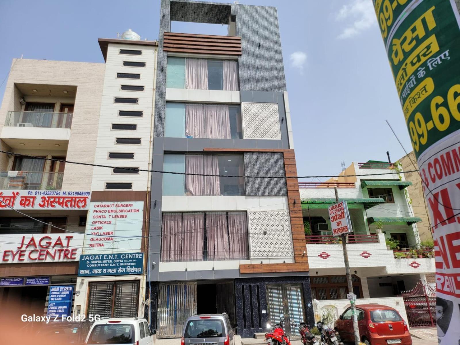 Shine Couple Friendly Rohini West Metro Station 3*